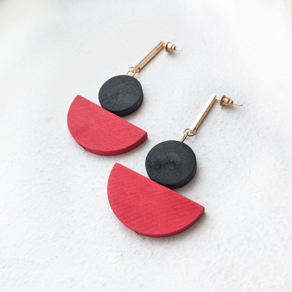 ❌SOLD❌Geometric Wood Red & Black Shape Earrings - Picture 3 of 4